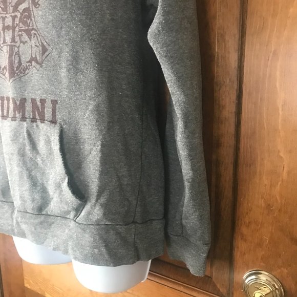 Alternative Earth Hogwarts Alumni w/School Crest Gray V-Neck Sweatshirt Large - Picture 6 of 12